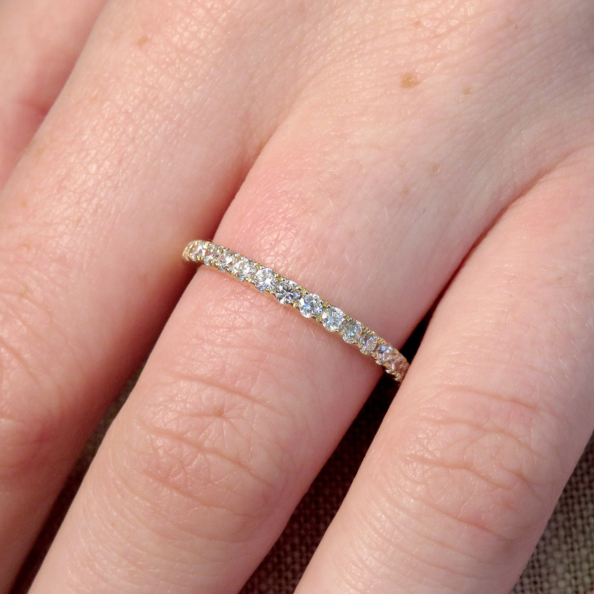 Stunning round cut 0.38ct lab grown diamond Wedder made with 9k yellow gold